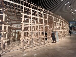 キトヒト（木と人）天然木一枚板家具の魅力と使用方法や樹木知識、自然を愛する人へ送る木を使ったインテリアの情報 | 国産杉とヒノキを使った“開かれた円環”。森と人、伝統と未来をつなぐ藤本建築の展示【後編】