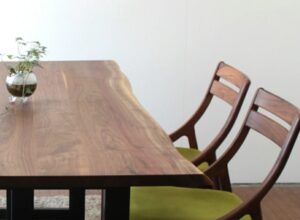 キトヒト（木と人）天然木一枚板家具の魅力と使用方法や樹木知識、自然を愛する人へ送る木を使ったインテリアの情報 | 一枚板テーブルの「耳」とは？個性的で唯一無二の耳付きテーブルの魅力