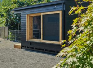 キトヒト（木と人）天然木一枚板家具の魅力と使用方法や樹木知識、自然を愛する人へ送る木を使ったインテリアの情報 | 300万円台で手に入る国産ヒノキのタイニーハウス｜カスタマイズできる「コダマベース」