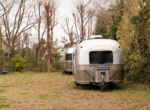 キトヒト(木と人)天然木一枚板家具の魅力と使用方法や樹木知識、自然を愛する人へ送る木を使ったインテリアの情報 | トレーラーハウスと10㎡の小屋、日本で別荘にするならどちらが現実的か? キトヒト(木と人)天然木一枚板家具の魅力と使用方法や樹木知識、自然を愛する人へ送る木を使ったインテリアの情報 | トレーラーハウスと10㎡の小屋、日本で別荘にするならどちらが現実的か?