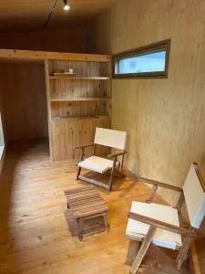 キトヒト(木と人)天然木一枚板家具の魅力と使用方法や樹木知識、自然を愛する人へ送る木を使ったインテリアの情報 | 300万円台で手に入る国産ヒノキのタイニーハウス|カスタマイズできる「コダマベース」 キトヒト(木と人)天然木一枚板家具の魅力と使用方法や樹木知識、自然を愛する人へ送る木を使ったインテリアの情報 | 300万円台で手に入る国産ヒノキのタイニーハウス|カスタマイズできる「コダマベース」