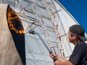 キトヒト（木と人）天然木一枚板家具の魅力と使用方法や樹木知識、自然を愛する人へ送る木を使ったインテリアの情報 | 長い時間を生きた木と向き合う。国松希根太《WORMHOLE》という作品