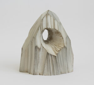 キトヒト（木と人）天然木一枚板家具の魅力と使用方法や樹木知識、自然を愛する人へ送る木を使ったインテリアの情報 | 長い時間を生きた木と向き合う。国松希根太《WORMHOLE》という作品