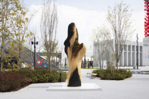 キトヒト（木と人）天然木一枚板家具の魅力と使用方法や樹木知識、自然を愛する人へ送る木を使ったインテリアの情報 | 長い時間を生きた木と向き合う。国松希根太《WORMHOLE》という作品