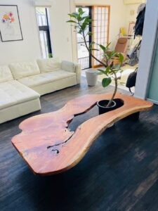 キトヒト（木と人）天然木一枚板家具の魅力と使用方法や樹木知識、自然を愛する人へ送る木を使ったインテリアの情報 | 長い時間を生きた木と向き合う。国松希根太《WORMHOLE》という作品