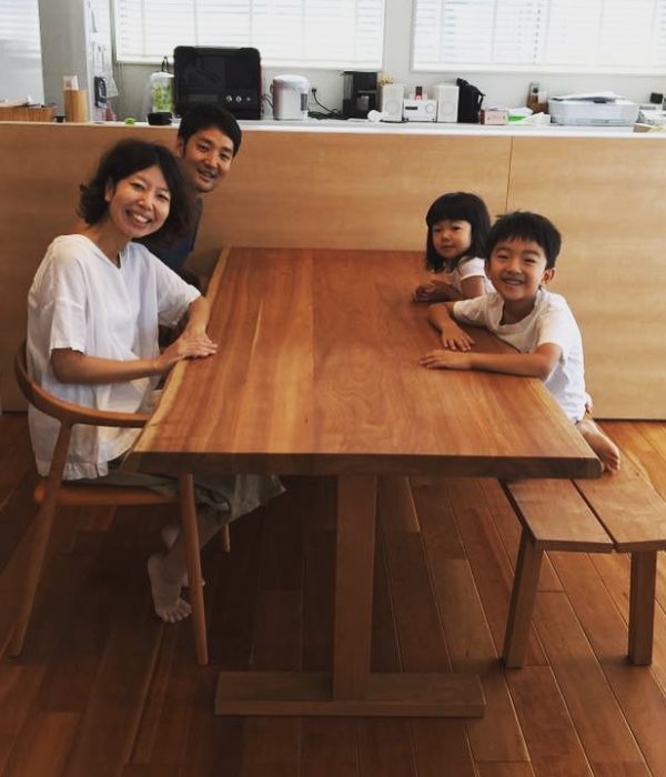 展示処分。耳付き幅広、板厚40ミリ板3枚剥ぎ、4本脚