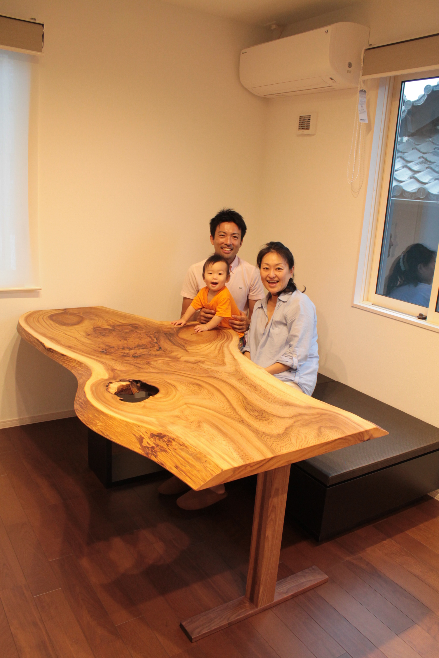 大きな杉の一枚板で、アイディア満載の一点モノの家具たちが誕生しました。一枚板 杉材