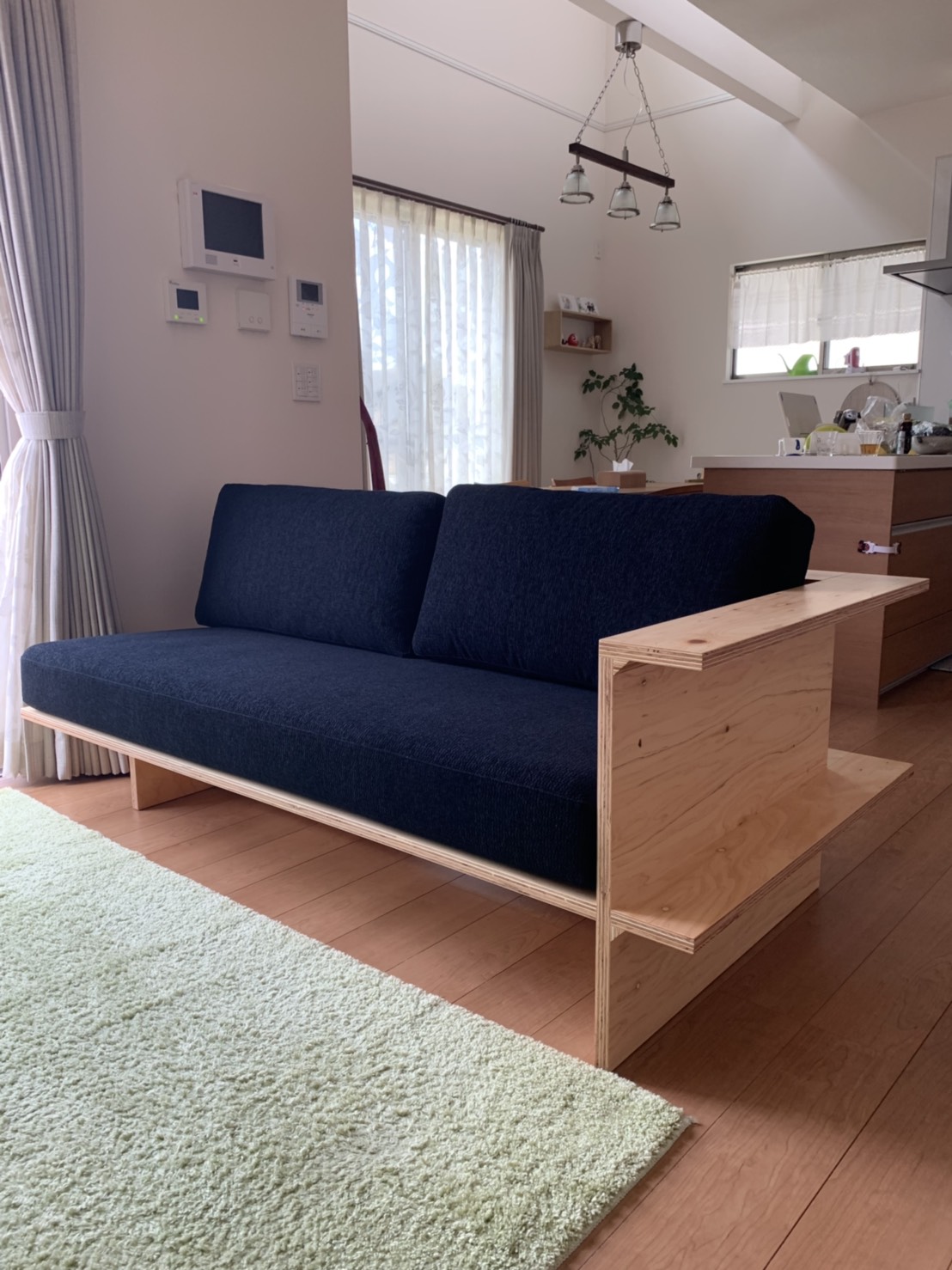 リビングの間仕切りにもなる、後ろも飾れる美しいソファ。 一枚板 テーブル ヒノキ材